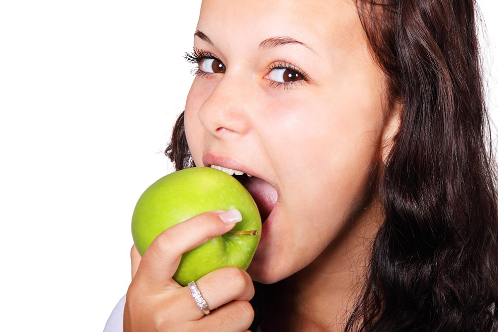 果物を食べる女性